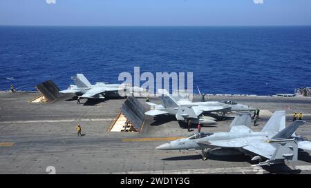 F/A-18E Super Hornets si preparano a decollare dal ponte di volo della USS Ronald Reagan. Foto Stock