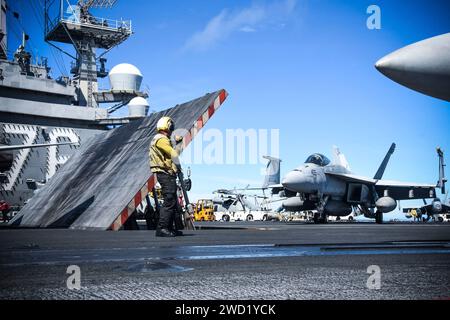 F/A-18E Super Hornets si preparano al lancio dalla USS Ronald Reagan. Foto Stock