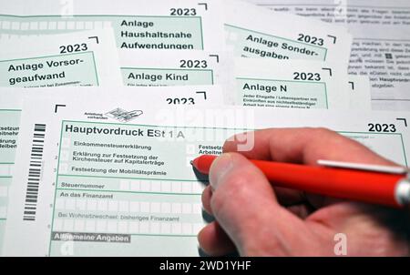 Erfurt, Germania. 16 gennaio 2024. I moduli per la dichiarazione dei redditi con allegati sono sdraiati su una scrivania. Credito: Martin Schutt/dpa/Alamy Live News Foto Stock