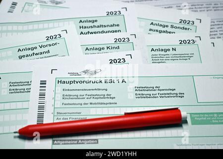 Erfurt, Germania. 16 gennaio 2024. I moduli per la dichiarazione dei redditi con allegati sono sdraiati su una scrivania. Credito: Martin Schutt/dpa/Alamy Live News Foto Stock