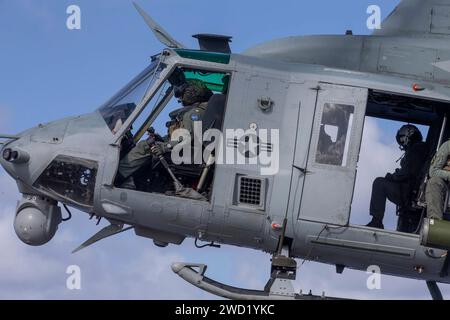 Un UH-1Y Venom che conduce un volo di routine sull'Oceano Pacifico. Foto Stock