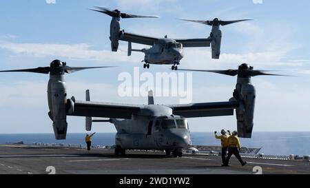 Un MV-22B Osprey del corpo dei Marines degli Stati Uniti parte dalla USS Essex al largo della costa della California meridionale. Foto Stock