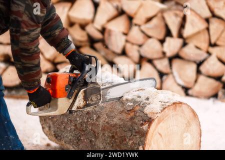 Uomo con la motosega. Lavoro pericoloso. Foto Stock