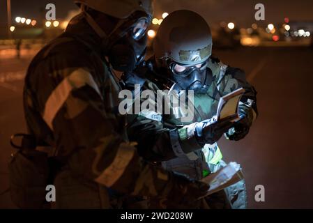 Gli aviatori senior eseguono una ricognizione post attacco presso la Offutt Air Force base, Nebraska. Foto Stock