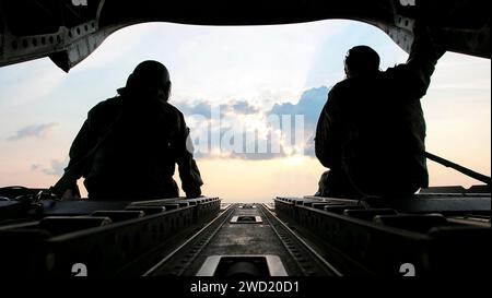 I soldati dell'esercito americano si siedono sulla coda di un elicottero CH-47 Chinook. Foto Stock
