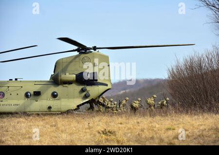 I paracadutisti dell'esercito degli Stati Uniti escono da un elicottero CH-47 Chinook in Slovenia. Foto Stock