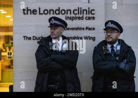 Gli agenti di polizia sono fuori dalla London Clinic a Devonshire Place a Marylebone, dove la principessa del Galles sta operando addominalmente, Inghilterra, Regno Unito Foto Stock