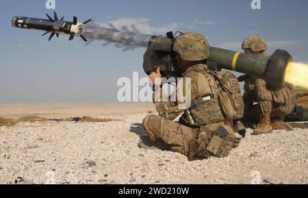Il fanteria dell'esercito statunitense spara un missile anticarro Javelin sparato a spalla. Foto Stock