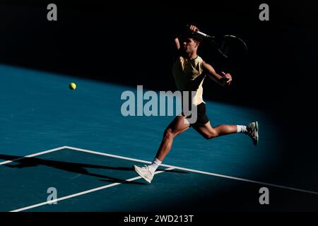 Melbourne, Australia. 18 gennaio 2024. Tennis: Grande Slam - Australian Open, singolare maschile, 2° round. Sonego (Italia) - Alcaraz (Spagna). Carlos Alcaraz e' in azione. Crediti: Frank Molter/dpa/Alamy Live News Foto Stock