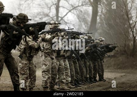I soldati prendono parte ad un addestramento spartano guidato dai polacchi a Bemowo Piskie, in Polonia. Foto Stock