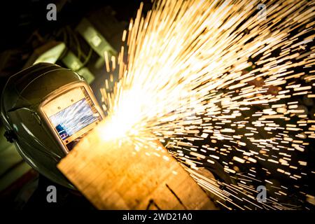 Il tecnico addetto alla manutenzione dello scafo della Marina degli Stati Uniti utilizza una taglierina al plasma. Foto Stock