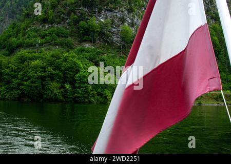 Bandiera austriaca nella regione dell'alta Austria, Hallstatt, Alpi austriache, Austria Foto Stock