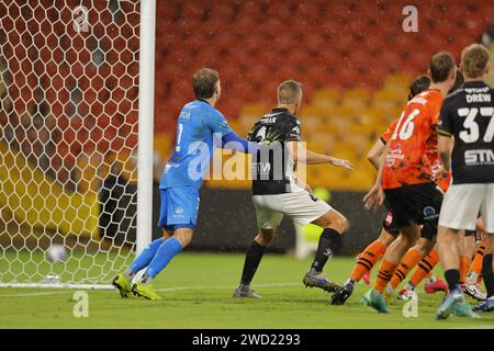 Brisbane, Australia. 18 gennaio 2024. MacArthur attaccò il Brisbane goal durante l'Isuzu Ute A League match tra Brisbane Roar e MacArthur FC al Suncorp Stadium. Credito: Matthew Starling / Alamy Live News Foto Stock