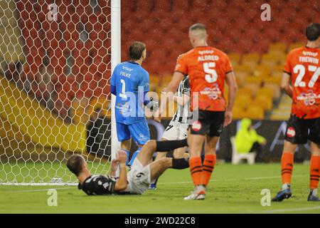 Brisbane, Australia. 18 gennaio 2024. MacArthur attaccò il Brisbane goal durante l'Isuzu Ute A League match tra Brisbane Roar e MacArthur FC al Suncorp Stadium. Credito: Matthew Starling / Alamy Live News Foto Stock