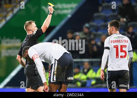 Bolton, Regno Unito. 16 gennaio 2024. Il difensore del Bolton Wanderers Will Forrester (15) viene mostrato un cartellino giallo dall'arbitro Thomas Bramall durante la partita di replay del terzo turno del Bolton Wanderers FC vs Luton Town FC Emirates fa Cup al Toughsheet Community Stadium, Bolton, Regno Unito il 16 gennaio 2024 Credit: Every Second Media/Alamy Live News Foto Stock