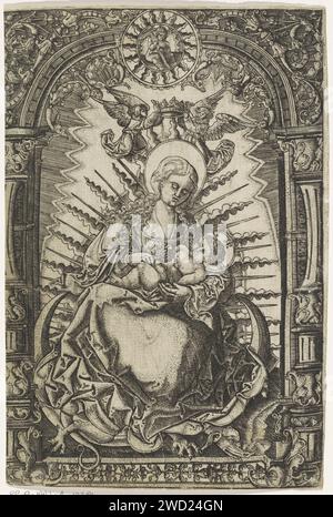 Maria con Cristo bambino sul Maanskikt, Anonimo, 1480 - 1600 stampa Maria con il Cristo bambino in grembo, seduta sulla mezzaluna, prova il drago sotto i suoi piedi. Intorno allo spettacolo una cornice ornamentale. Nel mezzo di un medaglione con il bambino di Cristo, che porta la croce. Carta dei paesi bassi incisione Madonna sulla mezzaluna della luna (talvolta chiamata Regina del cielo) (in mandorla) Foto Stock