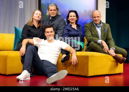 Anna Grisebach, Louis Held, Götz otto, Katja Studt und Thorsten Nindel bei der Fotoprobe es ist nur eine Phase, Hase in der Komödie Winterhuder Fährhaus. Amburgo, 17.01.2024 *** Anna Grisebach, Louis Held, Götz otto, Katja Studt e Thorsten Nindel alla Photo Rehearsal es ist nur eine Phase, Hase in der Komödie Winterhuder Fährhaus Hamburg, 17 01 2024 foto:xgbrcix/xFuturexImagex hase 4119 Foto Stock