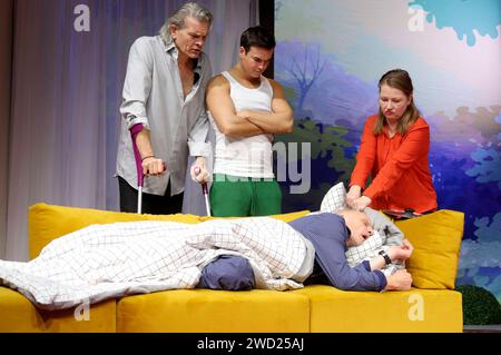 Götz otto, Louis Held, Thorsten Nindel und Katja Studt bei der Fotoprobe es ist nur eine Phase, Hase in der Komödie Winterhuder Fährhaus. Amburgo, 17.01.2024 *** Götz otto, Louis Held, Thorsten Nindel e Katja Studt alla Photo Rehearsal es ist nur eine Phase, Hase in der Fährhaus Winterhuder Komödie Hamburg, 17 01 2024 foto:xgbrcix/xFuturexImagex hase 4118 Foto Stock