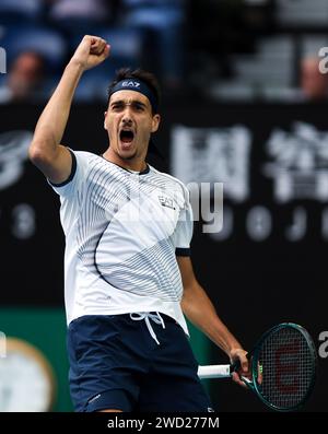 Melbourne, Australia. 18 gennaio 2024. Lorenzo Sonego celebra durante la partita di secondo turno tra Carlos Alcaraz spagnolo e Lorenzo Sonego italiano all'Australian Open di Melbourne, Australia, 18 gennaio 2024. Crediti: Ma Ping/Xinhua/Alamy Live News Foto Stock