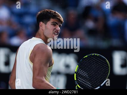 Melbourne, Australia. 18 gennaio 2024. Carlos Alcaraz, spagnolo, festeggia durante la partita di secondo turno tra Carlos Alcaraz spagnolo e Lorenzo Sonego, al torneo di tennis Australian Open di Melbourne, Australia, 18 gennaio 2024. Crediti: Ma Ping/Xinhua/Alamy Live News Foto Stock