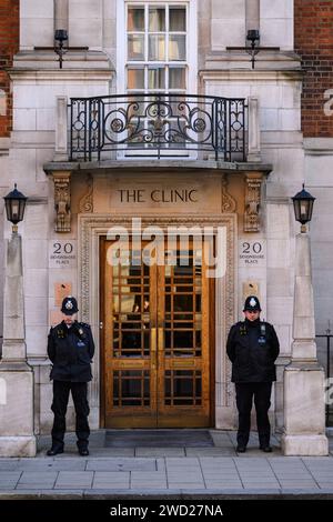 Londra, Regno Unito. 18 gennaio 2024. Agenti di polizia fuori dalla London Clinic, nel centro di Londra, dove la principessa del Galles si sta riprendendo dopo aver subito un intervento chirurgico addominale di successo, Kensington Palace ha annunciato. Il Palace si è rifiutato di confermare per cosa fosse stata trattata Kate, ma ha confermato che la condizione non era cancerosa. Credito: Doug Peters/EMPICS/Alamy Live News Foto Stock