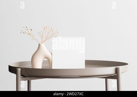 Mockup con carta di invito quadrata con decorazione gypsophila sul tavolo beige. Foto Stock