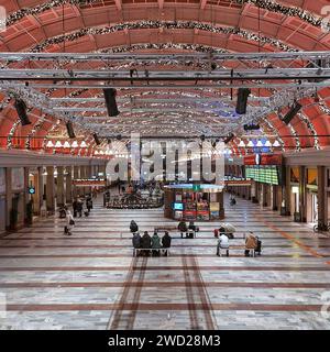 STOCCOLMA, SVEZIA - DEC 02 2023 : i passeggeri del treno aspettano alla stazione centrale di Stoccolma. La sala principale è decorata per natale. Foto Stock