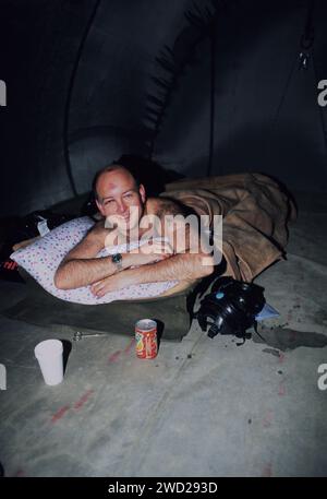 22nd gennaio 1991 Wing Commander Mike Heath in una tenda ospedaliera al King Faisal Airbase di Tabuk dopo l'espulsione dal suo jet Tornado. Foto Stock