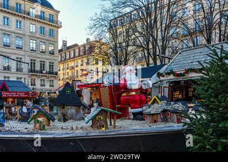 Villaggio di Babbo Natale al mercatino di Natale di Saint-Etienne in Place de l'Hotel de Ville. Saint-Étienne, Auvergne-Rhône-Alpes, Francia Foto Stock