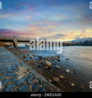 Kyoto, Giappone - 1 aprile 2023: Ponte Uji il ponte attraversa il fiume Uji è stato costruito nel 646 ed è considerato uno dei tre ponti più antichi di tutto il Giappone Foto Stock