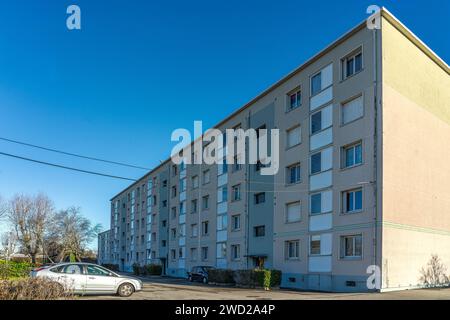 Edifici residenziali alla periferia della città francese di Saint-Quentin-Fallavier. Saint-Quentin-Fallavier, dipartimento dell'Isère, Francia Foto Stock