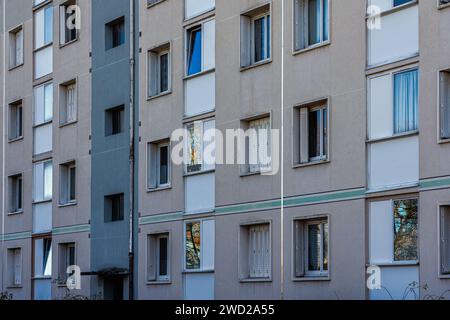 Edifici residenziali alla periferia della città francese di Saint-Quentin-Fallavier. Saint-Quentin-Fallavier, dipartimento dell'Isère, Francia Foto Stock