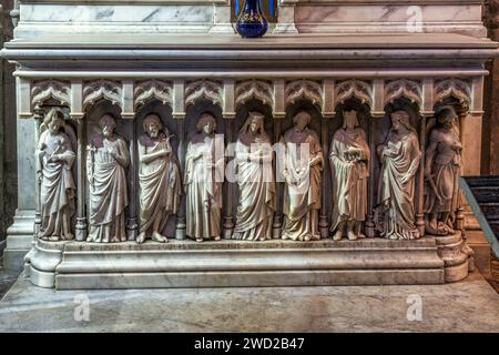 Bassorilievo in marmo bianco sotto la statua della Vergine con bambino dello scultore di Saint-Etienne Étienne Montagny. Saint-Étienne, Francia, Europa Foto Stock