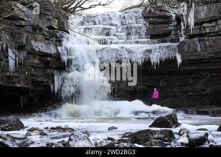 Summerhill Force, Teesdale, County Durham, Regno Unito. 18 gennaio 2024. Meteo Regno Unito. Gli escursionisti apprezzano lo spettacolo della cascata parzialmente ghiacciata di Summerhill Force, poiché le temperature rimangono ben al di sotto del congelamento a Teesdale, nella contea di Durham. Crediti: David Forster/Alamy Live News Foto Stock