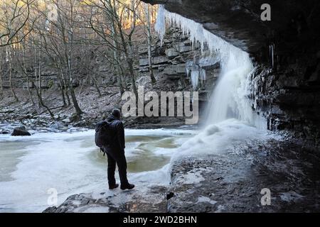 Summerhill Force, Teesdale, County Durham, Regno Unito. 18 gennaio 2024. Meteo Regno Unito. Gli escursionisti apprezzano lo spettacolo della cascata parzialmente ghiacciata di Summerhill Force, poiché le temperature rimangono ben al di sotto del congelamento a Teesdale, nella contea di Durham. Crediti: David Forster/Alamy Live News Foto Stock