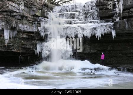 Summerhill Force, Teesdale, County Durham, Regno Unito. 18 gennaio 2024. Meteo Regno Unito. Gli escursionisti apprezzano lo spettacolo della cascata parzialmente ghiacciata di Summerhill Force, poiché le temperature rimangono ben al di sotto del congelamento a Teesdale, nella contea di Durham. Crediti: David Forster/Alamy Live News Foto Stock