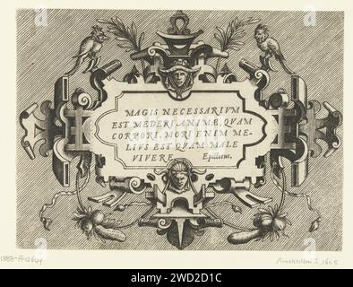 Cartouche con una citazione di Epictetus, Frans Huys, dopo Hans Vredeman de Vries, 1555 stampa citazione: MAGIS Necessarivm Est Mederi Animae, Qvam Corpori. Mori enim Melivs Est Qvam male vivere a Carouche. A sinistra e in alto a destra è una creatura simile a un uccello sul cartiglio. A sinistra e in basso a destra, un frutto viene appeso su un nastro. Sfondo ombreggiato. Dalla serie di pagine del titolo e 12 riviste con cartigli con citazioni di scrittori classici in una cornice di lavori rotolanti con creste, massoni e ghirlande. Ornamento per incisione carta olandese (possibilmente)  cartiglio. ornamento  festoon, garland. ornamento der Foto Stock