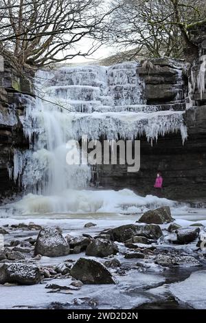 Summerhill Force, Teesdale, County Durham, Regno Unito. 18 gennaio 2024. Meteo Regno Unito. Gli escursionisti apprezzano lo spettacolo della cascata parzialmente ghiacciata di Summerhill Force, poiché le temperature rimangono ben al di sotto del congelamento a Teesdale, nella contea di Durham. Crediti: David Forster/Alamy Live News Foto Stock