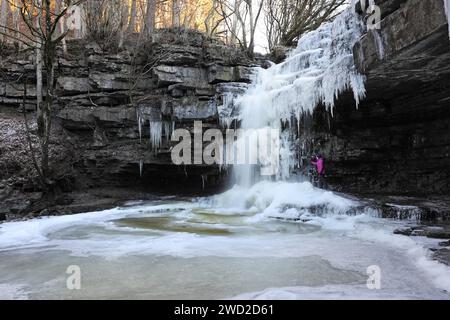 Summerhill Force, Teesdale, County Durham, Regno Unito. 18 gennaio 2024. Meteo Regno Unito. Gli escursionisti apprezzano lo spettacolo della cascata parzialmente ghiacciata di Summerhill Force, poiché le temperature rimangono ben al di sotto del congelamento a Teesdale, nella contea di Durham. Crediti: David Forster/Alamy Live News Foto Stock