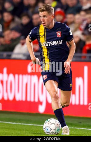 EINDHOVEN, PAESI BASSI - 17 GENNAIO: Gijs Smal (FC Twente) controlla la palla durante la KNVB Beker Match tra PSV Eindhoven e FC Twente a Philips sta Foto Stock