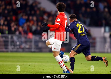 EINDHOVEN, PAESI BASSI - 17 GENNAIO: Andre Ramalho (PSV) e Manfred Ugalde (FC Twente) si scontrano per la palla durante la KNVB Beker Match del PSV Eindhov Foto Stock