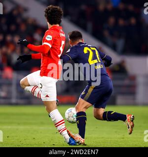 EINDHOVEN, PAESI BASSI - 17 GENNAIO: Andre Ramalho (PSV) e Manfred Ugalde (FC Twente) si scontrano per la palla durante la KNVB Beker Match del PSV Eindhov Foto Stock