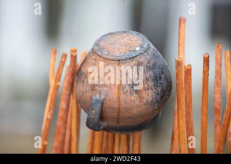 Piatti retrò. Una vecchia ghisa arrugginita pende sulla recinzione. Foto Stock