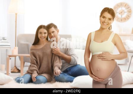 Madre surrogata e genitori previsti in camera Foto Stock