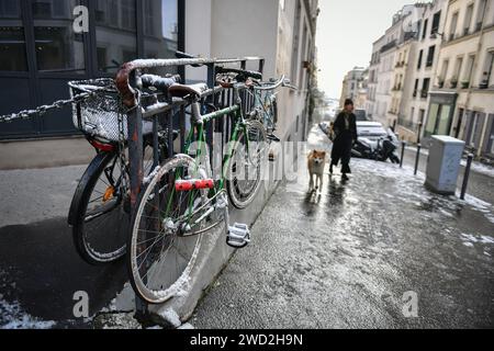 Parigi, Francia. 18 gennaio 2024. Questa fotografia mostra biciclette coperte di neve a Parigi il 18 gennaio 2024. Foto di Firas Abdullah/ABACAPRESS.COM credito: Abaca Press/Alamy Live News Foto Stock