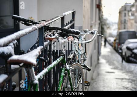 Parigi, Francia. 18 gennaio 2024. Questa fotografia mostra biciclette coperte di neve a Parigi il 18 gennaio 2024. Foto di Firas Abdullah/ABACAPRESS.COM credito: Abaca Press/Alamy Live News Foto Stock