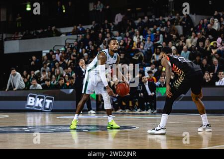 Joventut Badalona sconfigge i London Lions in una partita di Eurocup all'arena Copper Box di Londra il 17 gennaio 2024. Shannon Evans di Badalona con la palla. copyright caroljmoir Foto Stock