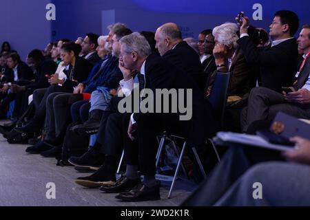 Davos, Svizzera. 18 gennaio 2024. I visitatori del congresso siedono in una sala congressi. L'incontro annuale del World Economic Forum è considerato uno dei luoghi di incontro più importanti per i politici, i top manager e gli scienziati. I dibattiti e le riunioni riservate si concentrano sulle soluzioni alle sfide globali. Credito: Hannes P. Albert/dpa/Alamy Live News Foto Stock