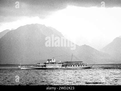 La nave Montreux Paddle Steamer sul lago di Ginevra, Svizzera, ripresa negli anni '1970 su pellicola. Foto Stock