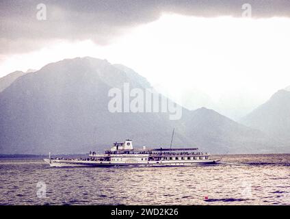 La nave Montreux Paddle Steamer sul lago di Ginevra, Svizzera, ripresa negli anni '1970 su pellicola. Foto Stock